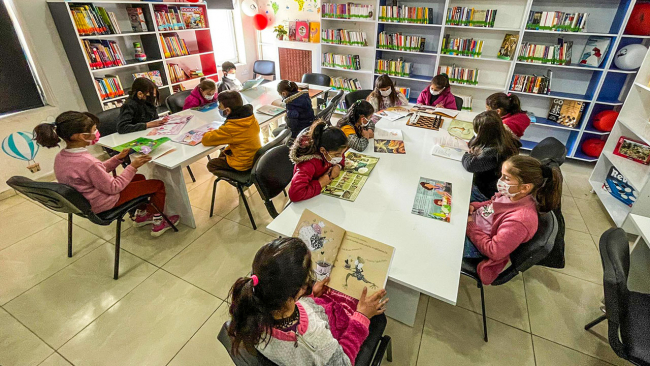 Eşine hediye olarak Van'daki okula kütüphane kurdu